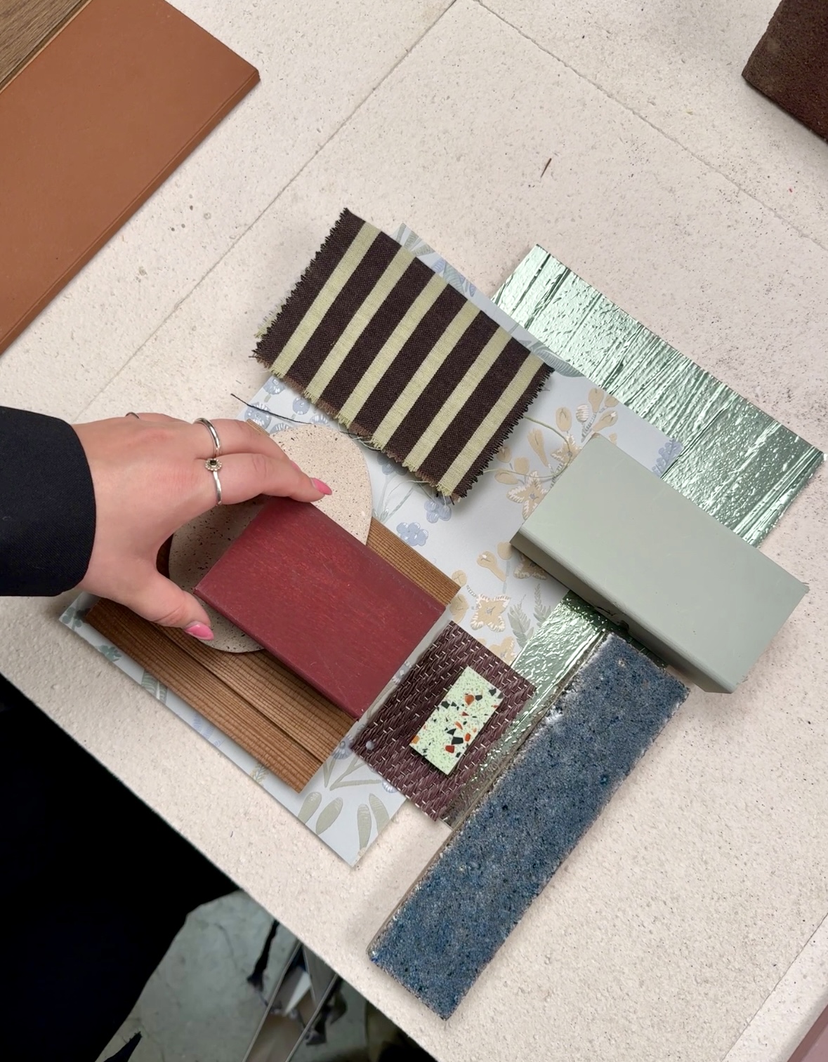 Sisustussuunnitelman materiaalit ja värit konkretisoituvat materiaalipaletilla.