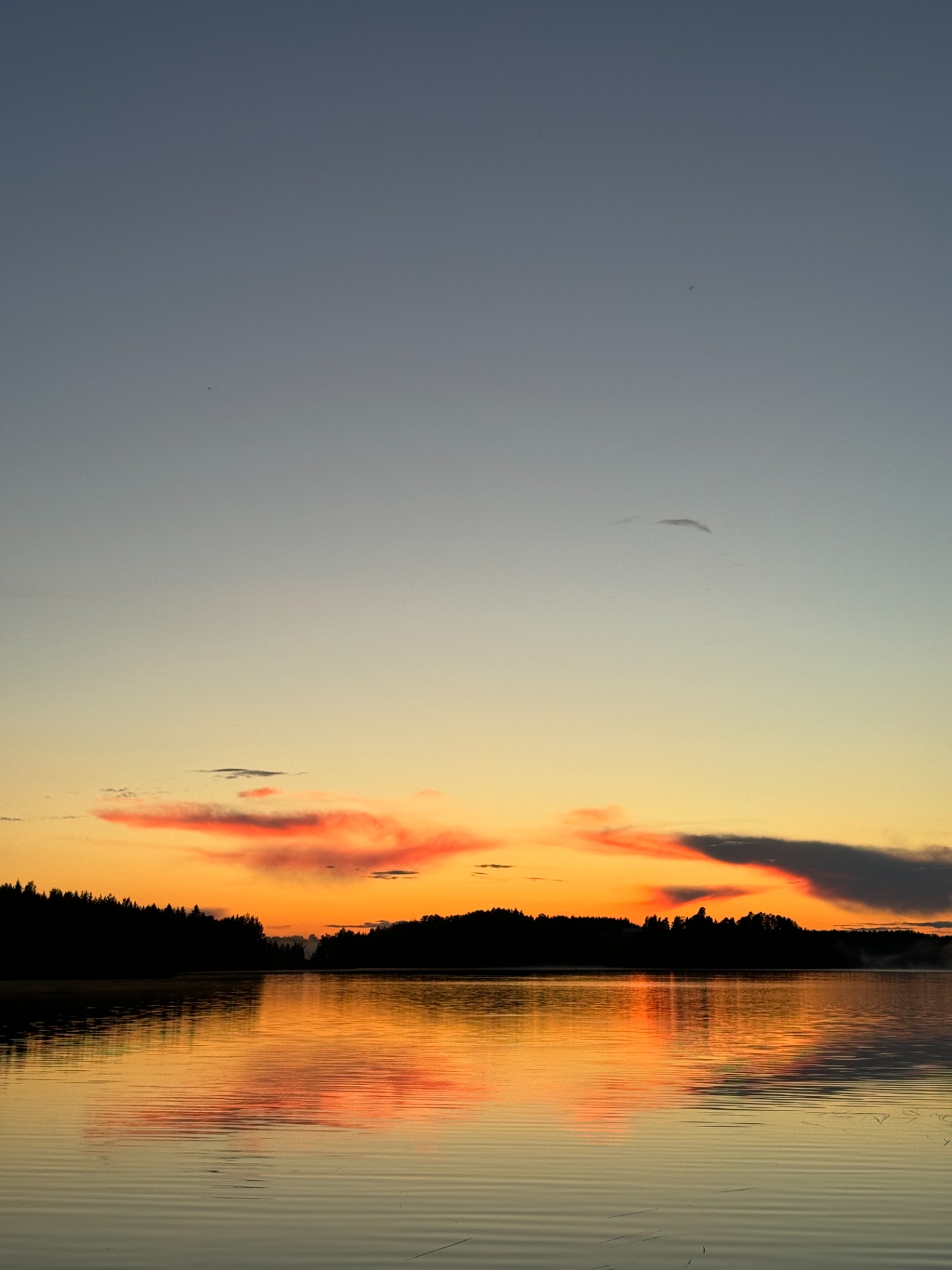 Taivaanranta auringon laskiessa.